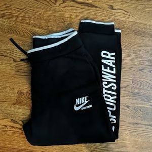 Nike Sportswear Joggers - L